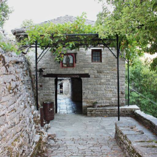 Kloster und Geschichte an der Vikos Schlucht in Griechenland entdecken - gesundwanderer.de