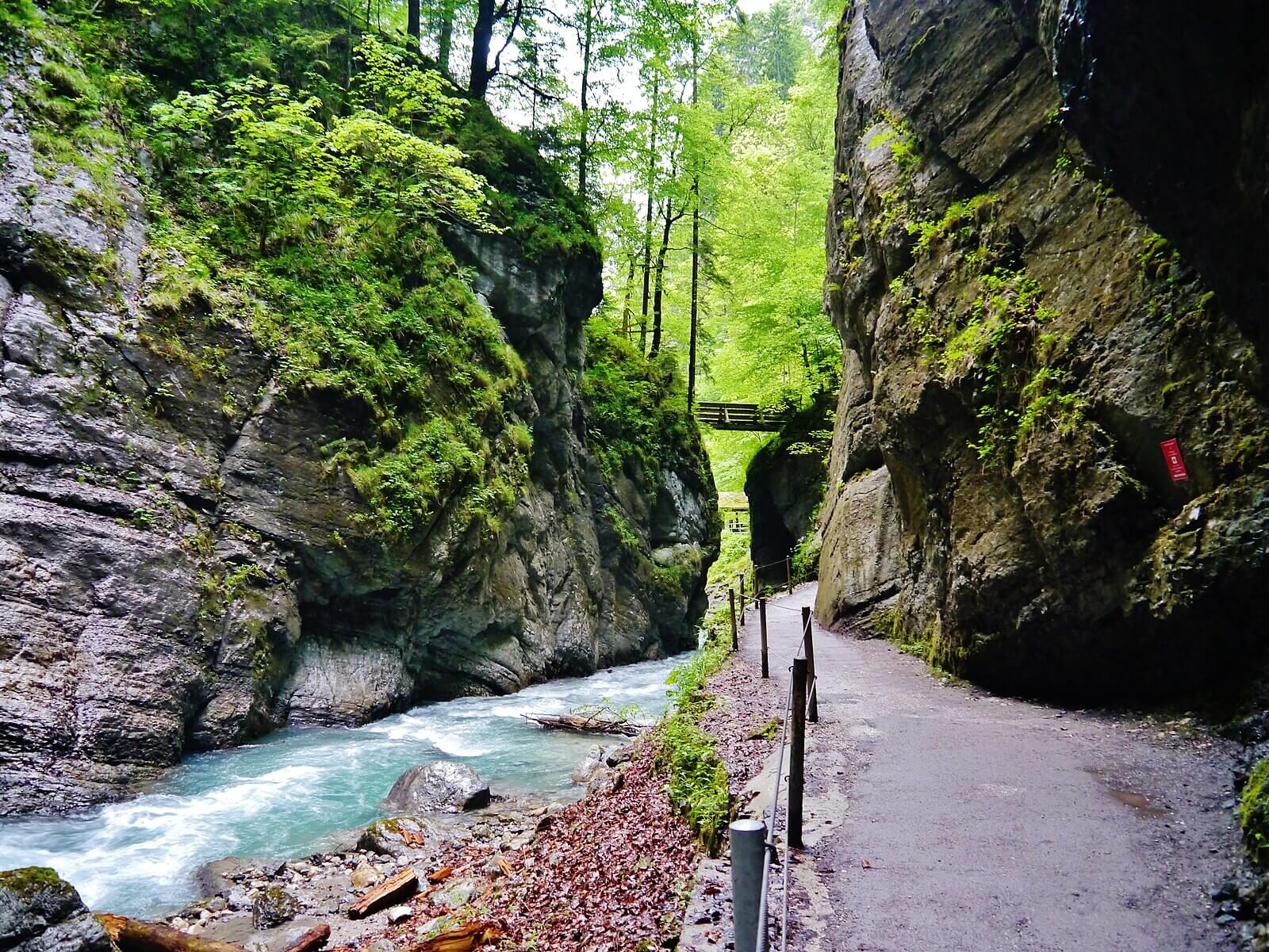 Partnachklamm mit türkisfarbenem Wasser und steilen Felswänden