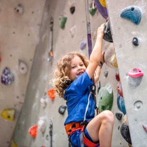 Klettern mit der Familie schafft Vertrauen und bedeutet Abenteuer - gesundwanderer.de