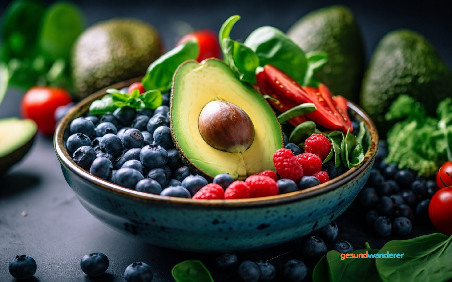 Schale mit Avocado, Beeren, Paprika und grünem Blattgemüse