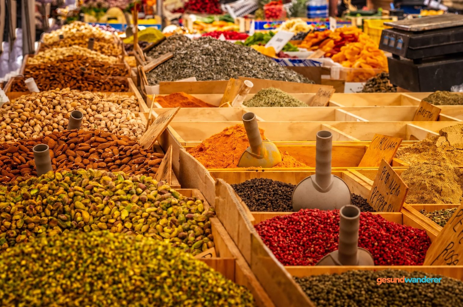 Offene Marktbehälter mit Nüssen, Gewürzen und Saaten