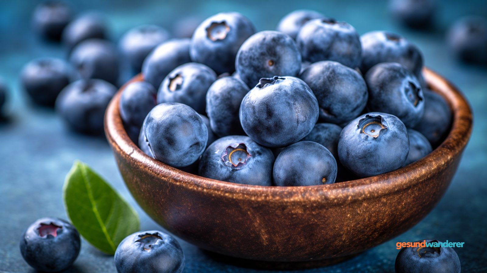 Frische Blaubeeren in einer Holzschale