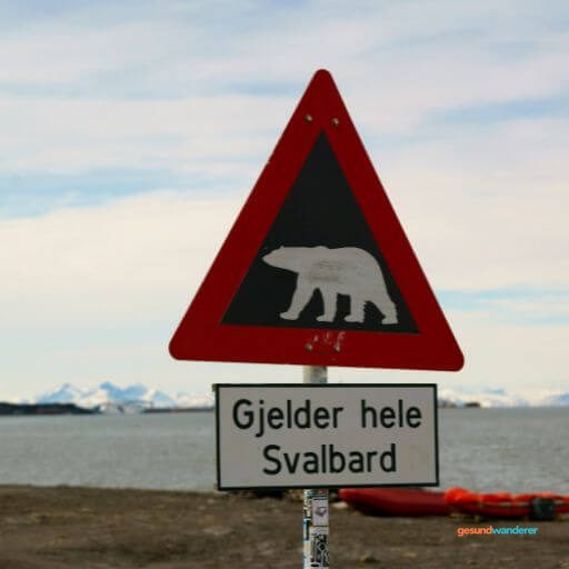 Eisbär-Warnschild auf Svalbard