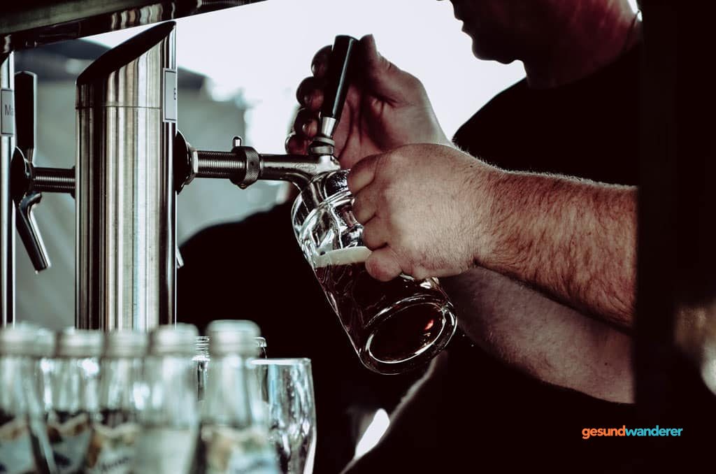 Bier wird an einer Zapfanlage in ein Glas gefüllt
