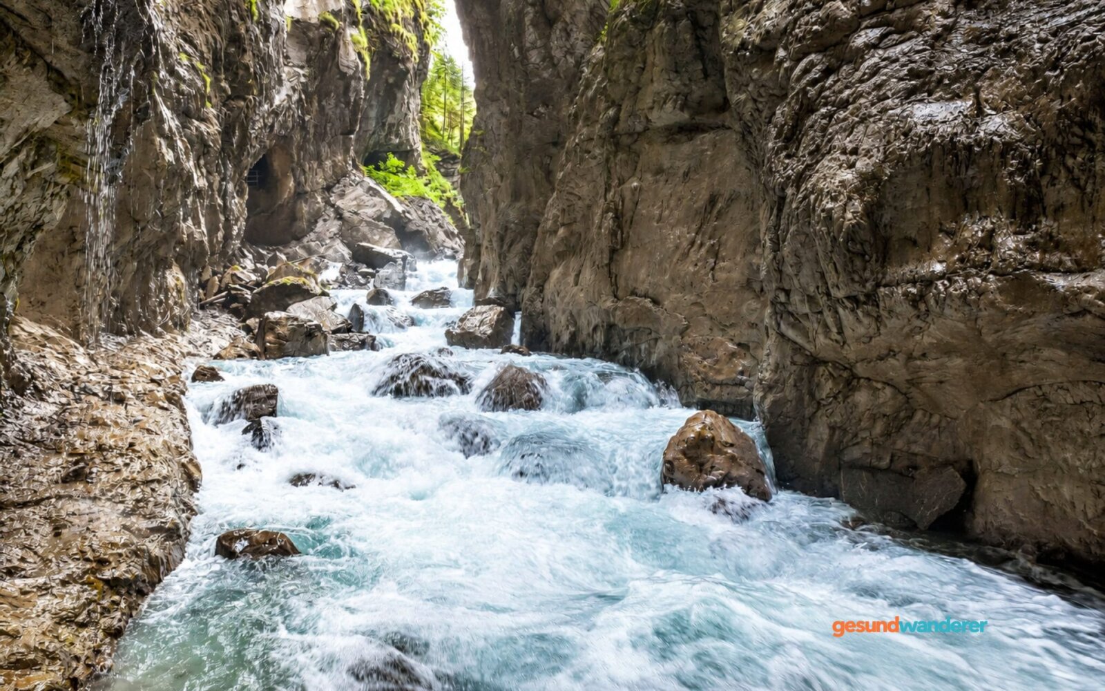 Wasser der Partnachklamm zwischen steilen Felswänden