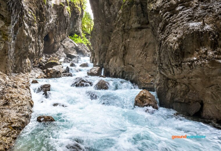Wasser der Partnachklamm zwischen steilen Felswänden