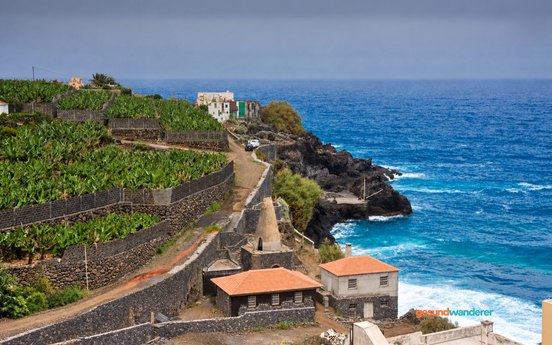 Küstenlandschaft auf La Palma mit Häusern, Bananenfeldern und Atlantik