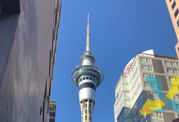 Blick nach oben auf den Sky Tower in Auckland