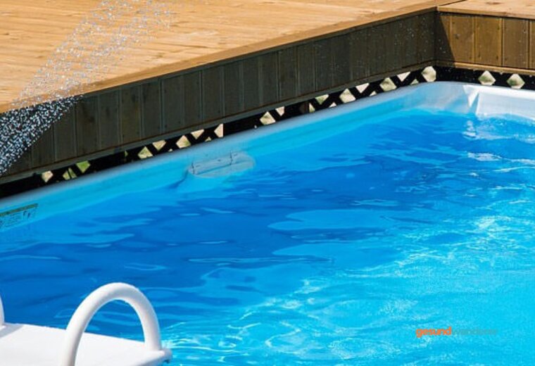 Schwimmbecken mit Leiter und blauem Wasser