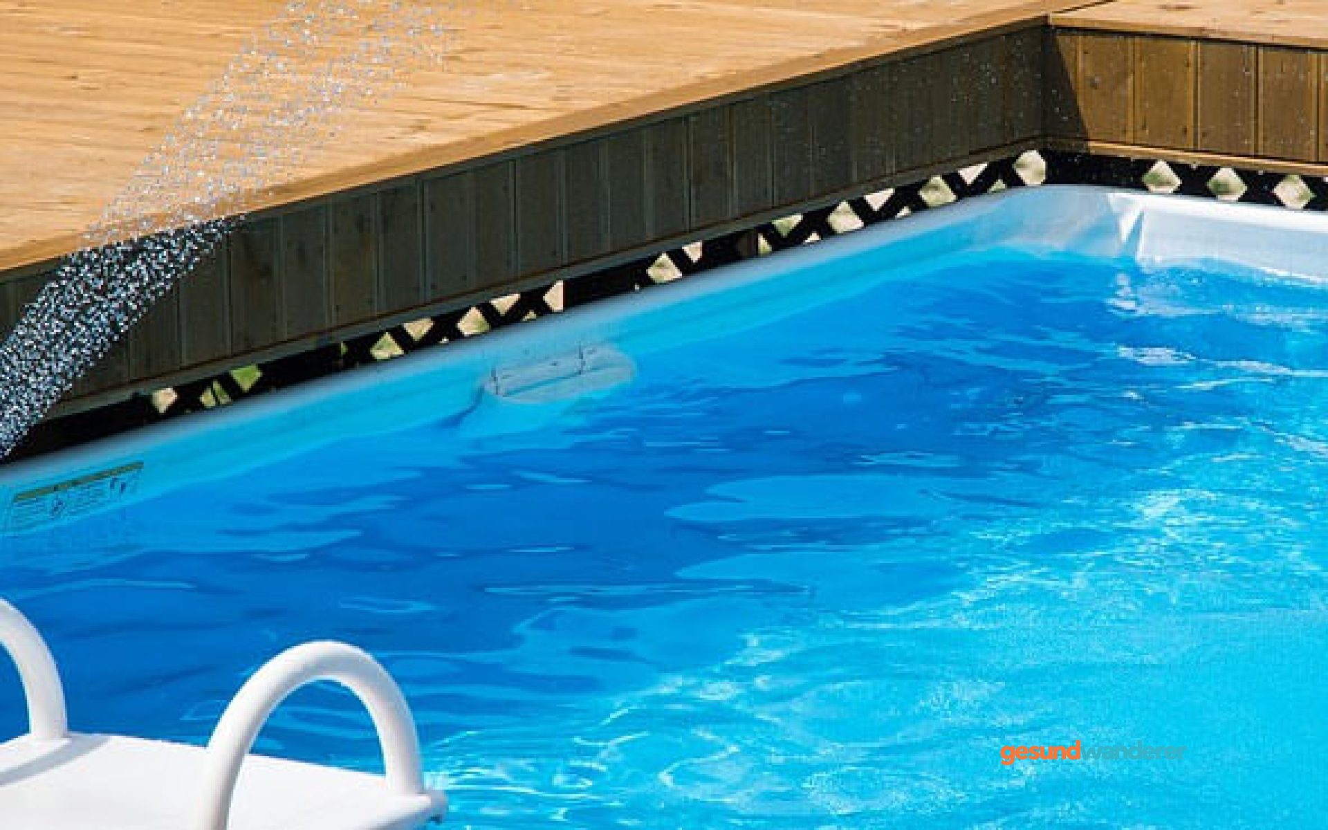 Schwimmbecken mit Leiter und blauem Wasser
