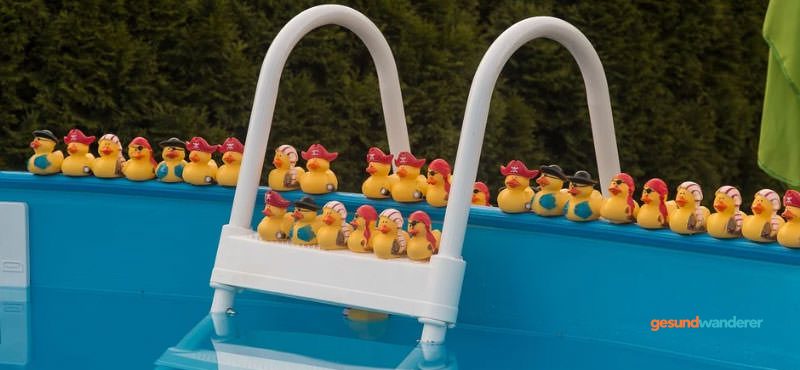 Aufstellpool mit Leiter und kleinen gelben Badeenten am Beckenrand