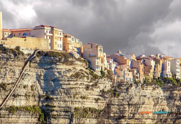 Bonifacio auf hellen Kalksteinklippen über dem Meer