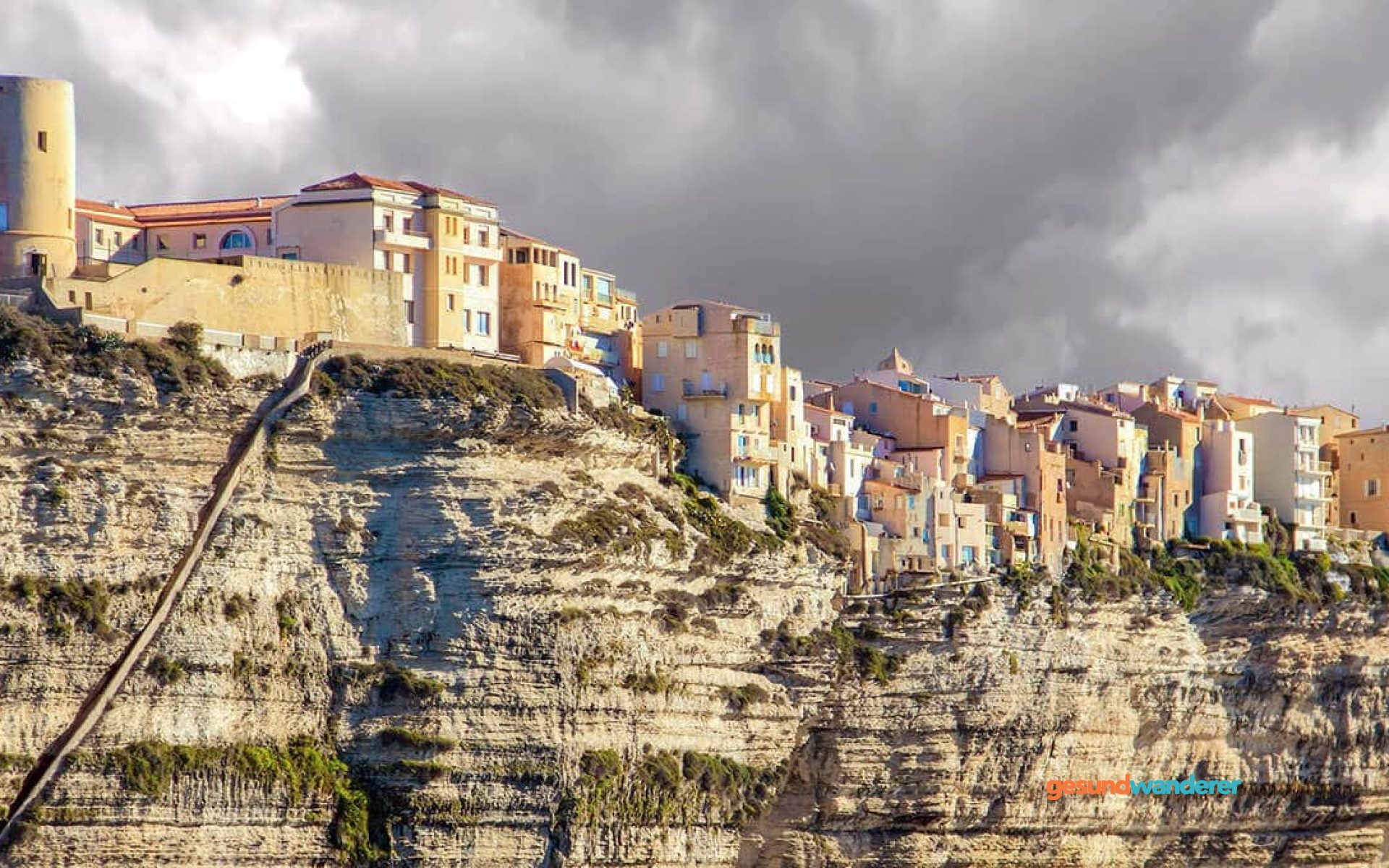 Bonifacio auf hellen Kalksteinklippen über dem Meer