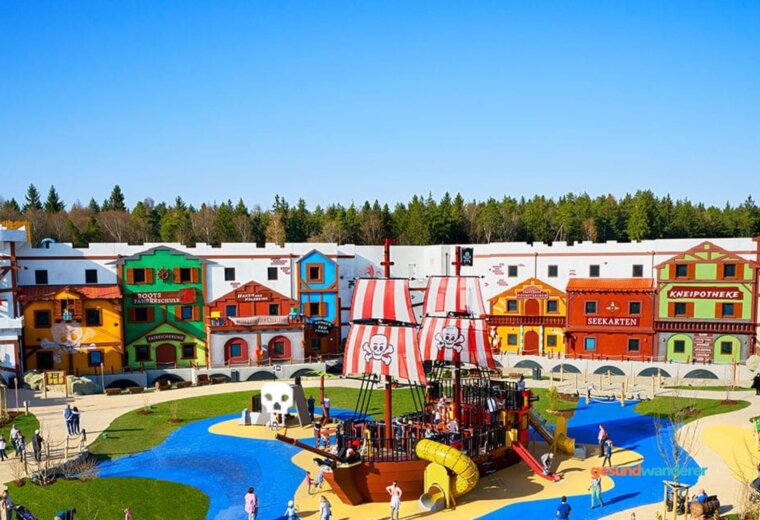 Bunte Gebäude und Spielbereich des LEGOLAND Pirateninsel Hotels