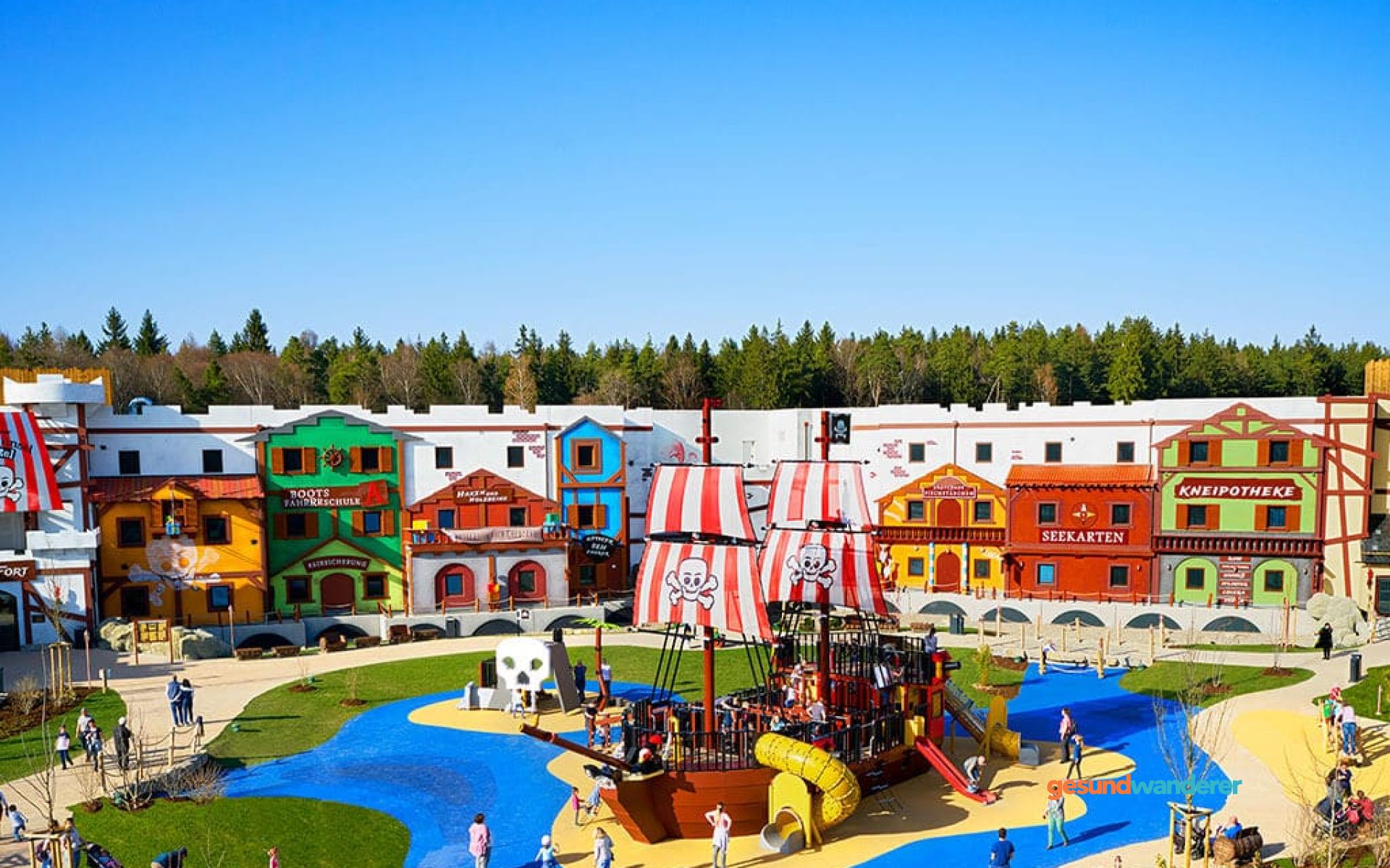 Bunte Gebäude und Spielbereich des LEGOLAND Pirateninsel Hotels