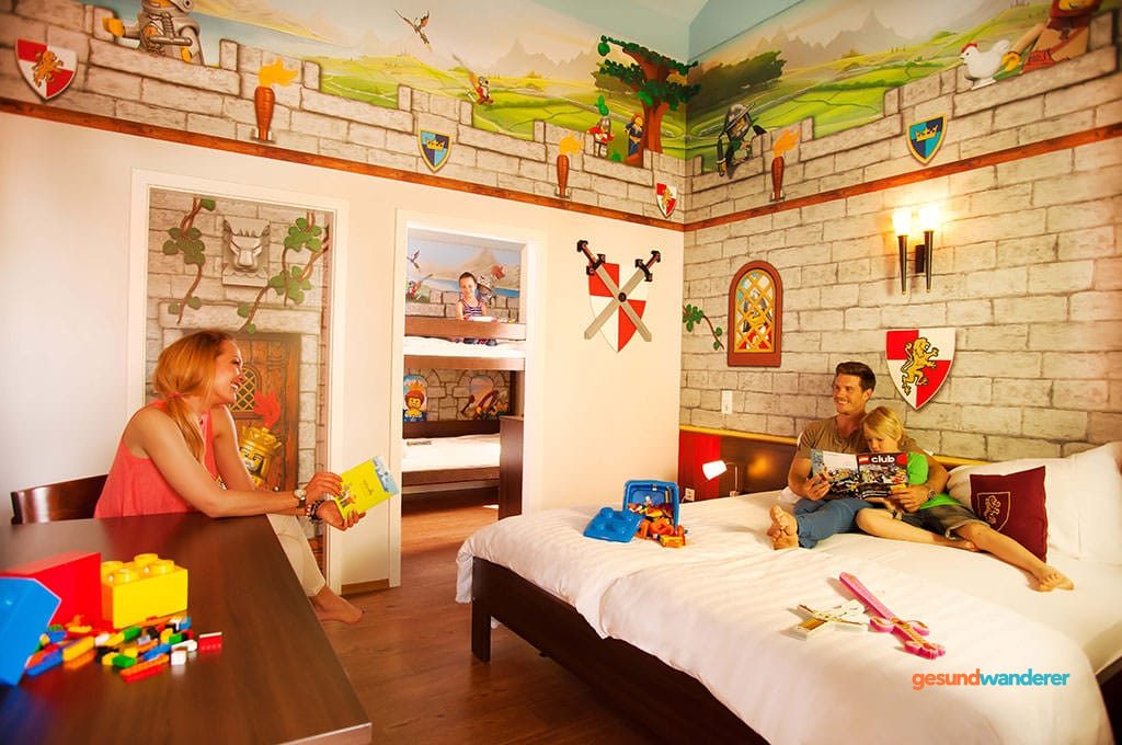 Piratenzimmer mit Doppelbett und thematischer Wandgestaltung