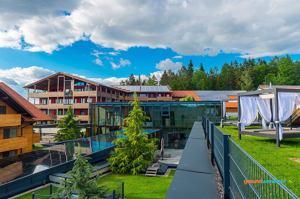 Gebäude des Ulrichshofs mit begrünten Außenflächen