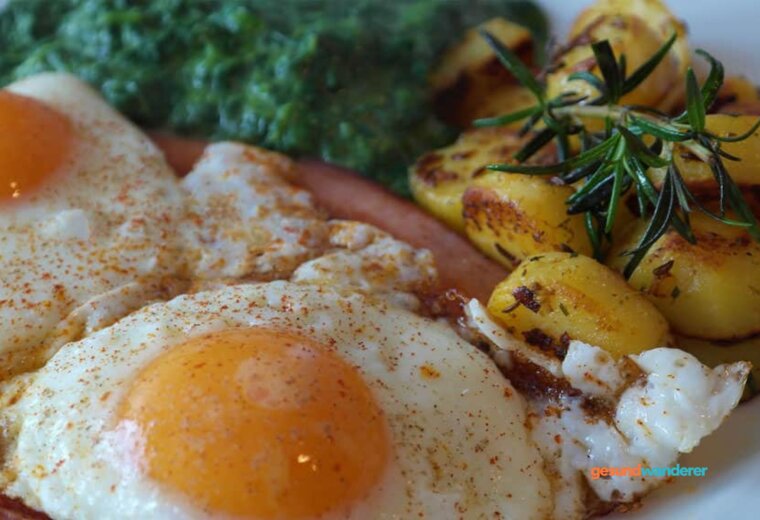 Kartoffelgericht mit Eiern auf einem Teller