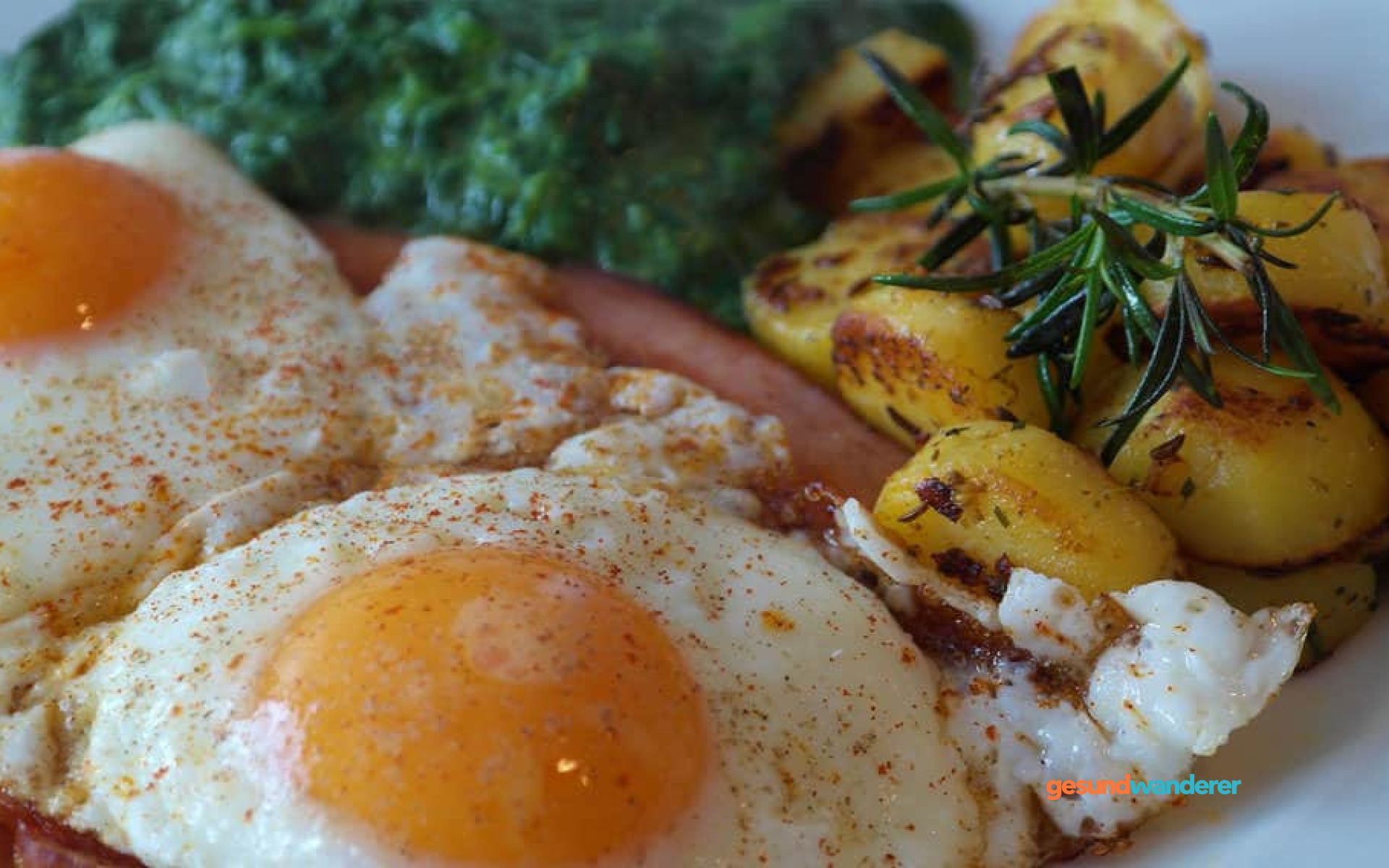 Kartoffelgericht mit Eiern auf einem Teller