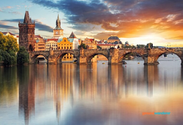 Blick über die Karlsbrücke und die Moldau in Prag