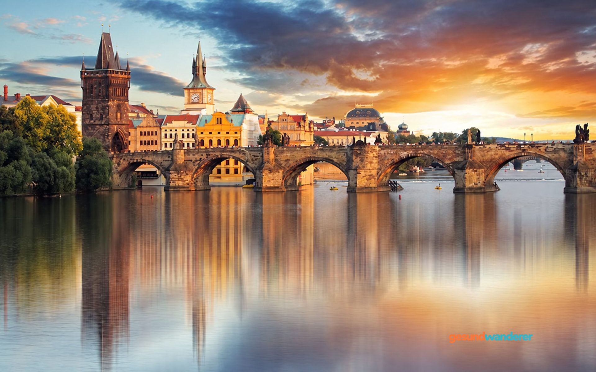 Blick über die Karlsbrücke und die Moldau in Prag