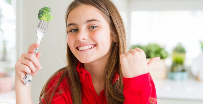 Reisen und Eltern Kind isst gesundes Gemüse Alice kilimann texterin